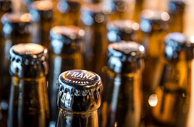 Bierflaschen in der Brauerei Gmachl im Genussdorf in Bergheim