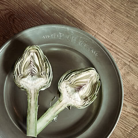 Nahaufnahme von zwei Artischoken elegant serviert im Genussdorf Gmachl in Bergheim bei Salzburg 