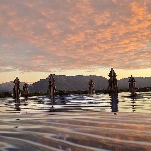 As the day slowly fades away, the Genussdorf reveals one of its most beautiful moments. Golden skies, peaceful views and the feeling of having nowhere else to be.